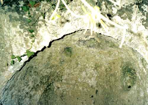 Grotta della Croce, nei pressi del menhir