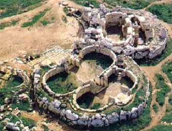 Figura 5: Vista aerea del Tempio di Mnajdra (3600-2200 a.C.). Esempio di grande tempio neolitico maltese. Foto tratta da ’www.carnaval.com’.