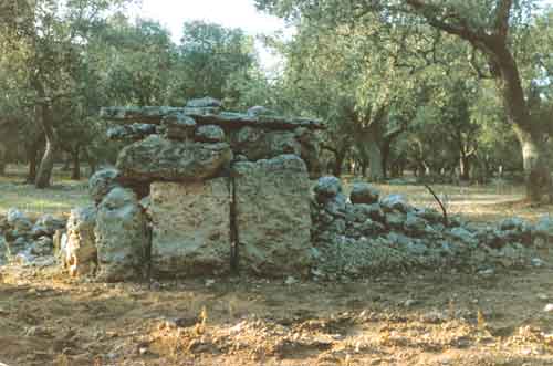 Dolmen di Santa Barbara - Vista da SSE