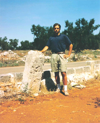 Oreste Caroppo vicino al Menhir Croce Spinosa. Foto del 24/08/1999.