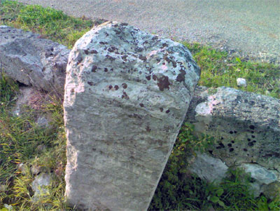 vista dall alto da E-SE del Menhir Croce Spinosa. Si noti la bacinella in sommit e la scanalatura sullo spigolo superiore della faccia a ESE. Foto del 6/02/2006