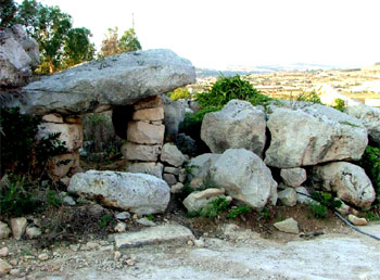 Dolmen Ta-Qadi (Malta). Foto tratta dal sito The Megalithic Portal and Megalith Map (www.megalithic.co.uk).