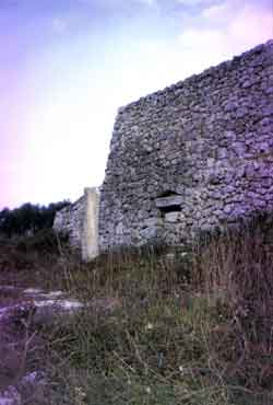 foto del 1999 del Menhir Chipuru,. Ancora il sito non era stato alterato. Si mostra qui il lato del menhir con i maggiori segni di alterazioni lasciati dagli strumenti di taglio