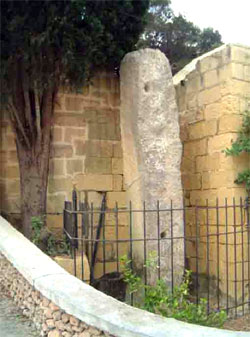 Menhir Il-Hagra tad-Dawwara, sull’ isola di Gozo. Foto tratta dal sito “The Megalithic Portal and Megalith Map” (www.megalithic.co.uk).