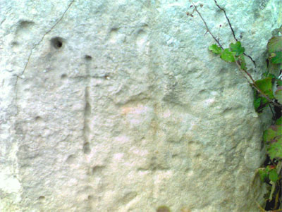 Esempio di croci incise sui menhir. Menhir Crocemuzza o Franite di Maglie. Si noti il nome popolare del menhir contenente la radice croce. Nella foto si osservano croci a braccia uguali (croce greca) e croci con il ramo inferiore allungato (croce latina). In alcune vi son dei buchi sulle estremit, che, secondo il De Giorni, accoglievano i chiodi che fissavano al menhir delle croci in metallo.