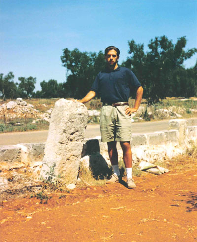 Oreste Caroppo vicino al Menhir ‘Croce Spinosa’. Foto del 24/08/1999.