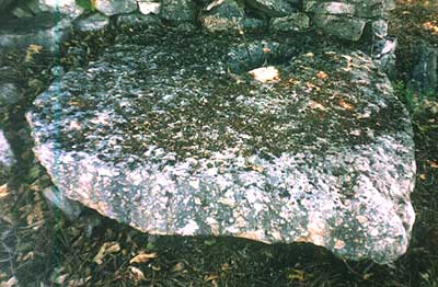 Vista frontale del "dolmen di Santa Croce"