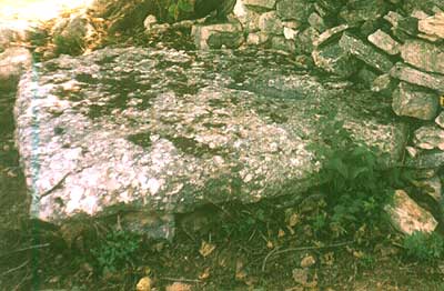 Vista laterale del "dolmen di Santa Croce".